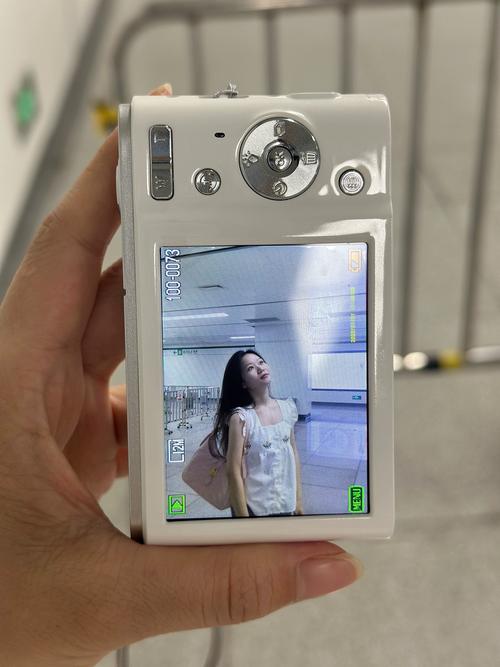 请亲们推荐一款性价比高的相机,2000左右,仅旅游拍照用