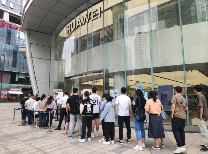 华为Mate50系列正式首销,杭州线下排队,如何看待一机难求的现象?_百度...