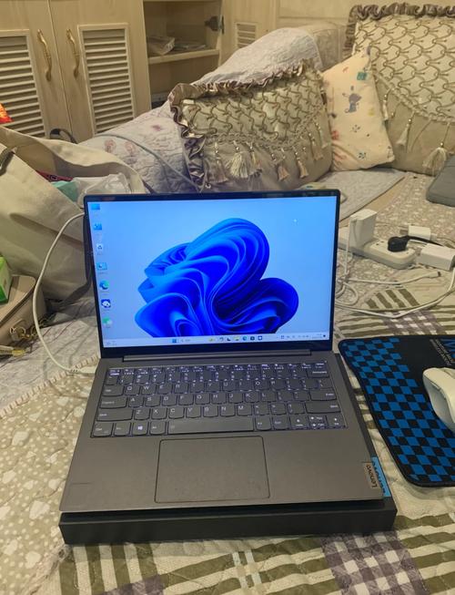 联想的笔记本YOGA710-14IKB屏幕存在严重漏光