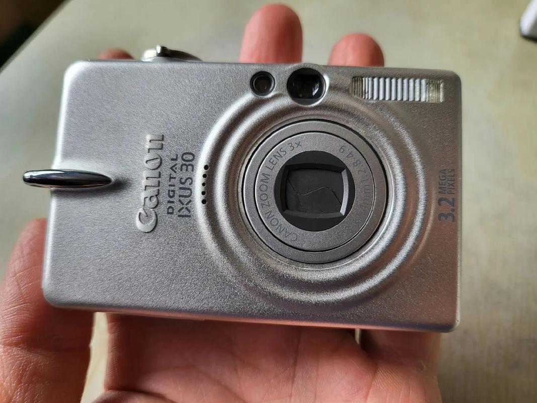 佳能ixus130和ixus130is是一样的吗