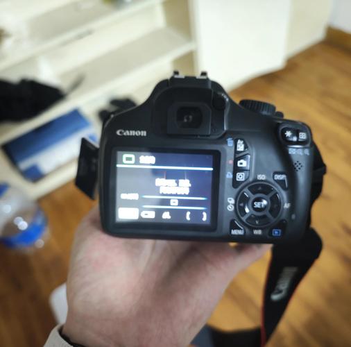 单反单机不加镜头可以照相否?