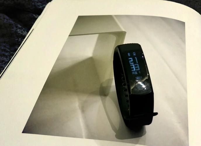 荣耀手环3开机键在哪里