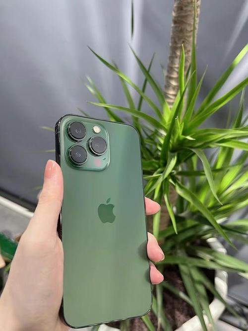苹果绿色iPhone13登场,iPhone史上还有哪些别样的色彩?