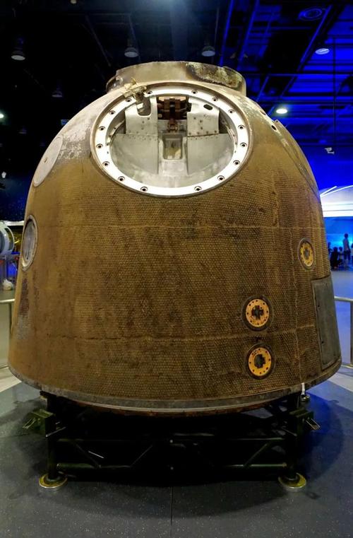 神舟飞船上哪个舱是航天员生活和工作的地方?