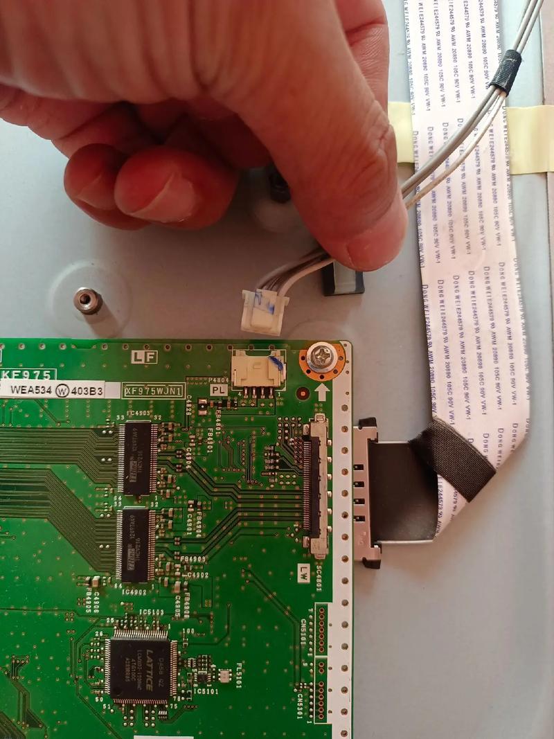 电脑接到电视屏幕闪烁我液晶电视看电视的时候好好的可连到电脑上就闪...