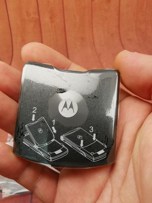 谁能告诉我摩托罗拉的V3的电池盖怎么取吗?