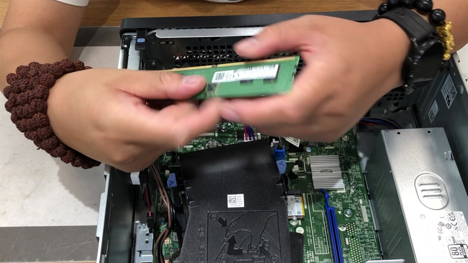 怎么在戴尔Inspiron笔记本中安装内存条