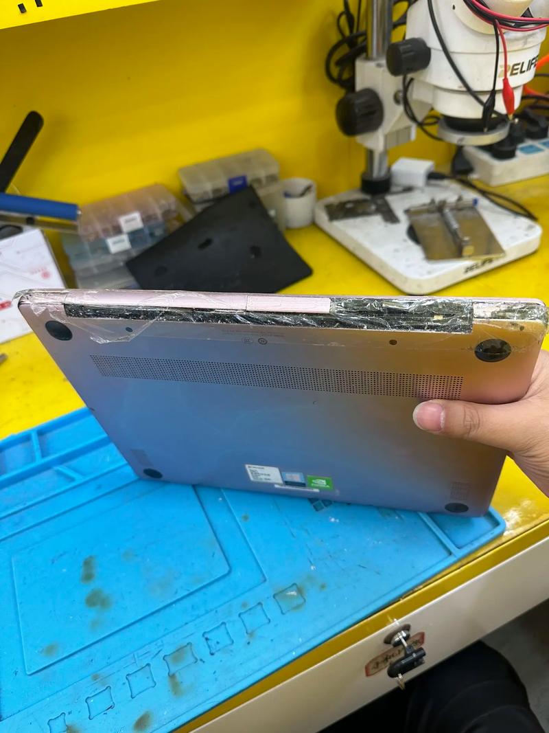 笔记本屏幕壳裂开维修多少钱