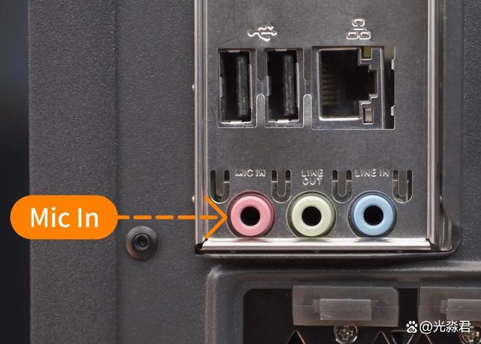 电脑主机后面的音响是怎么插的啊?