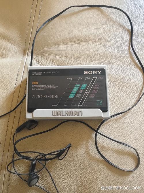 台式戴尔电脑CD进出仓按扭在哪?