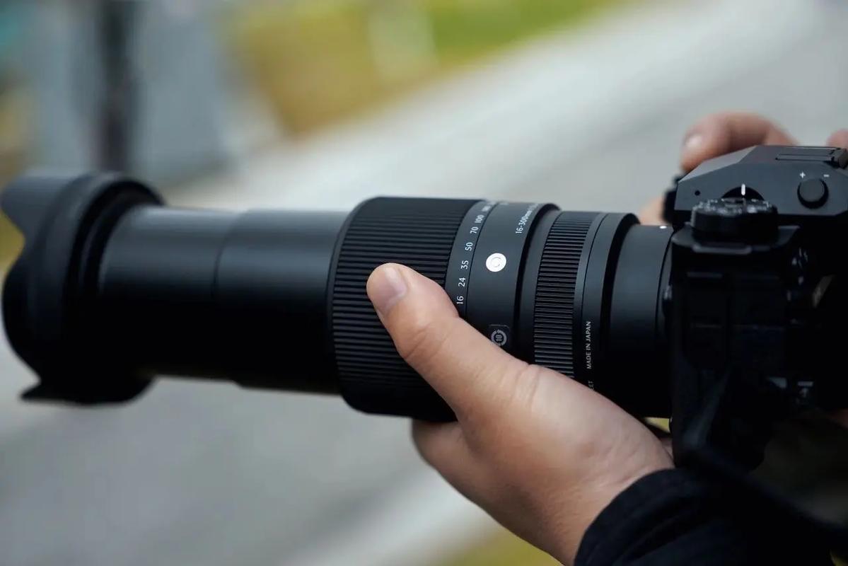 适马16-300镜头在aps-c幅大变焦镜头中档次处于什么位置?