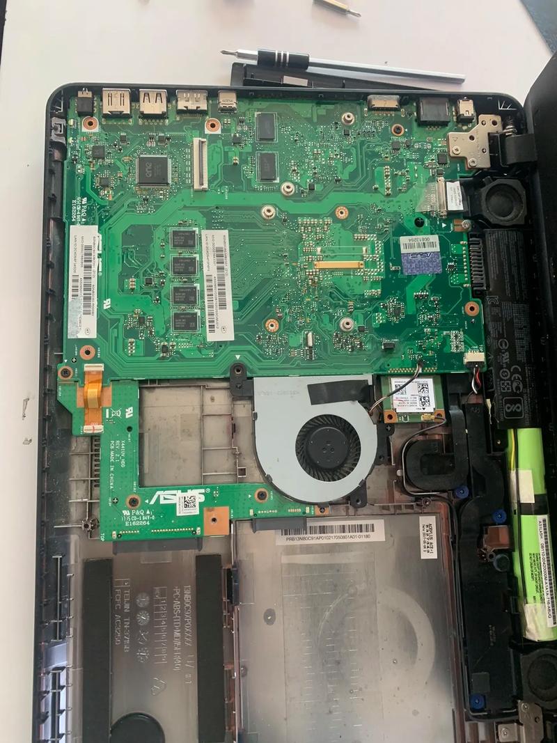 华硕笔记本内存条怎么拆