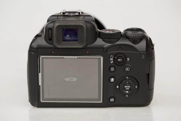 现在想买一款相机但富士的S205买不到了,懂的亲们给推荐几款。费用2500...