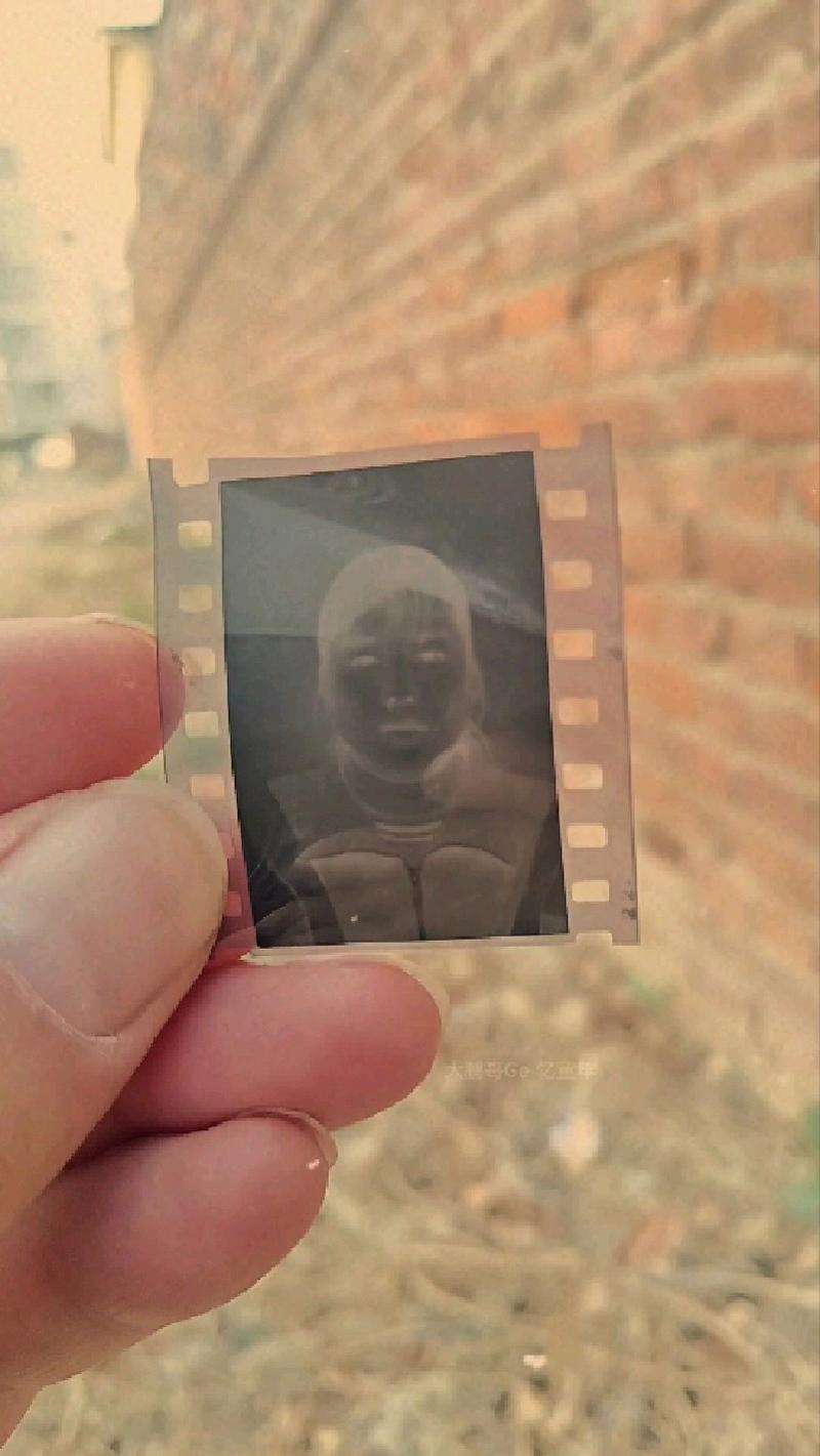 以前有个好的胶卷拍过几张,后来一直放着没用也没洗3年了,还能不能用...